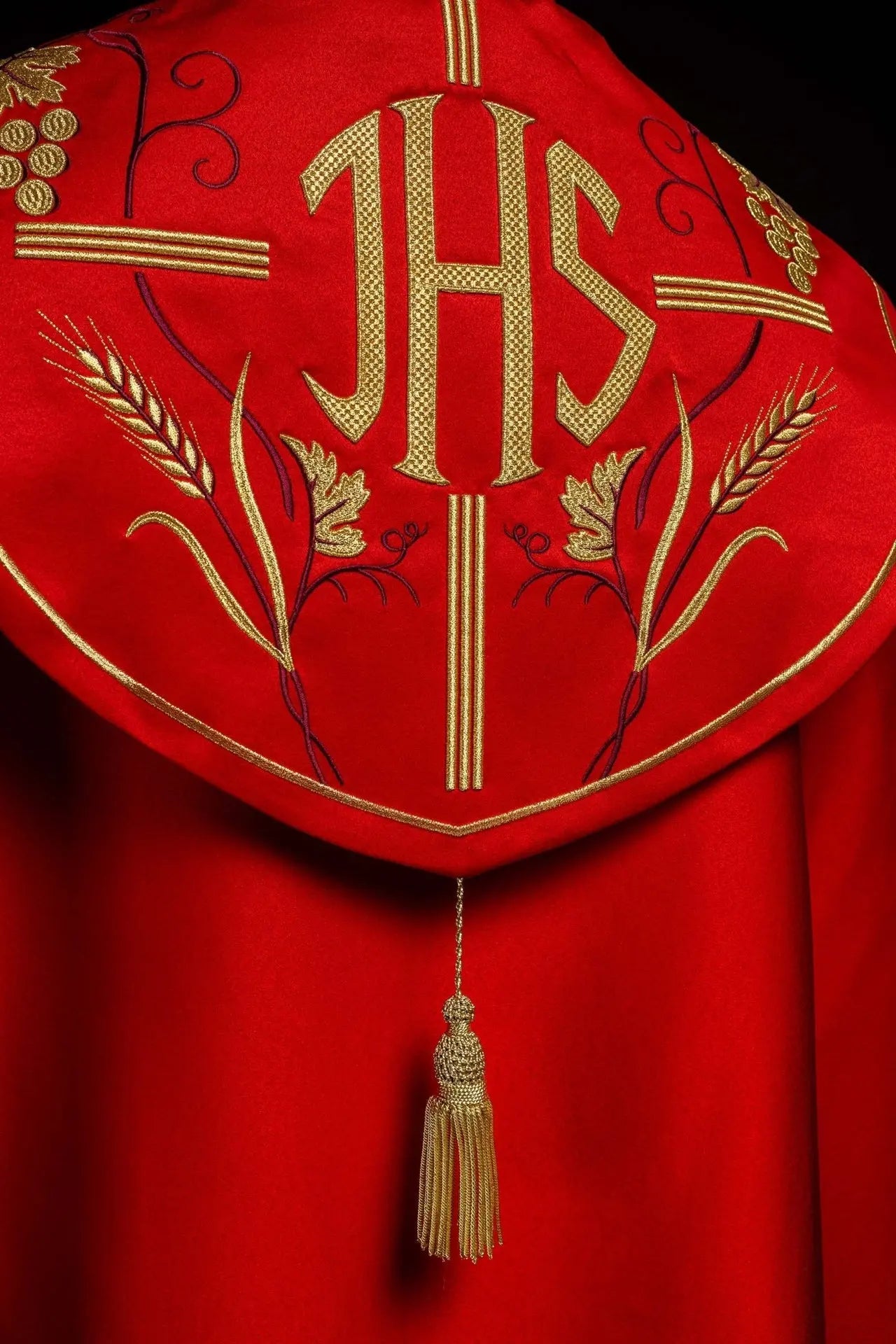 Capilla litúrgica roja con bordado dorado IHS y de uvas
