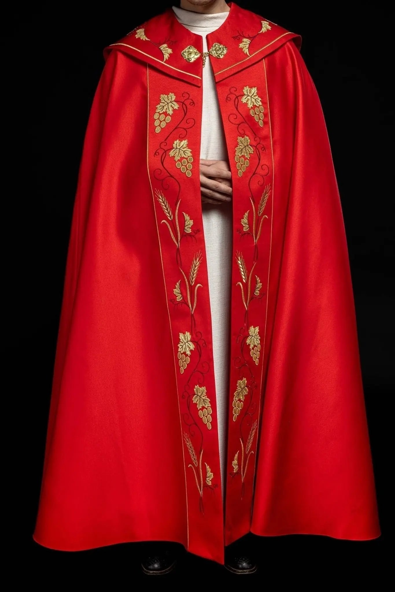 Capilla litúrgica roja con bordado dorado IHS y de uvas