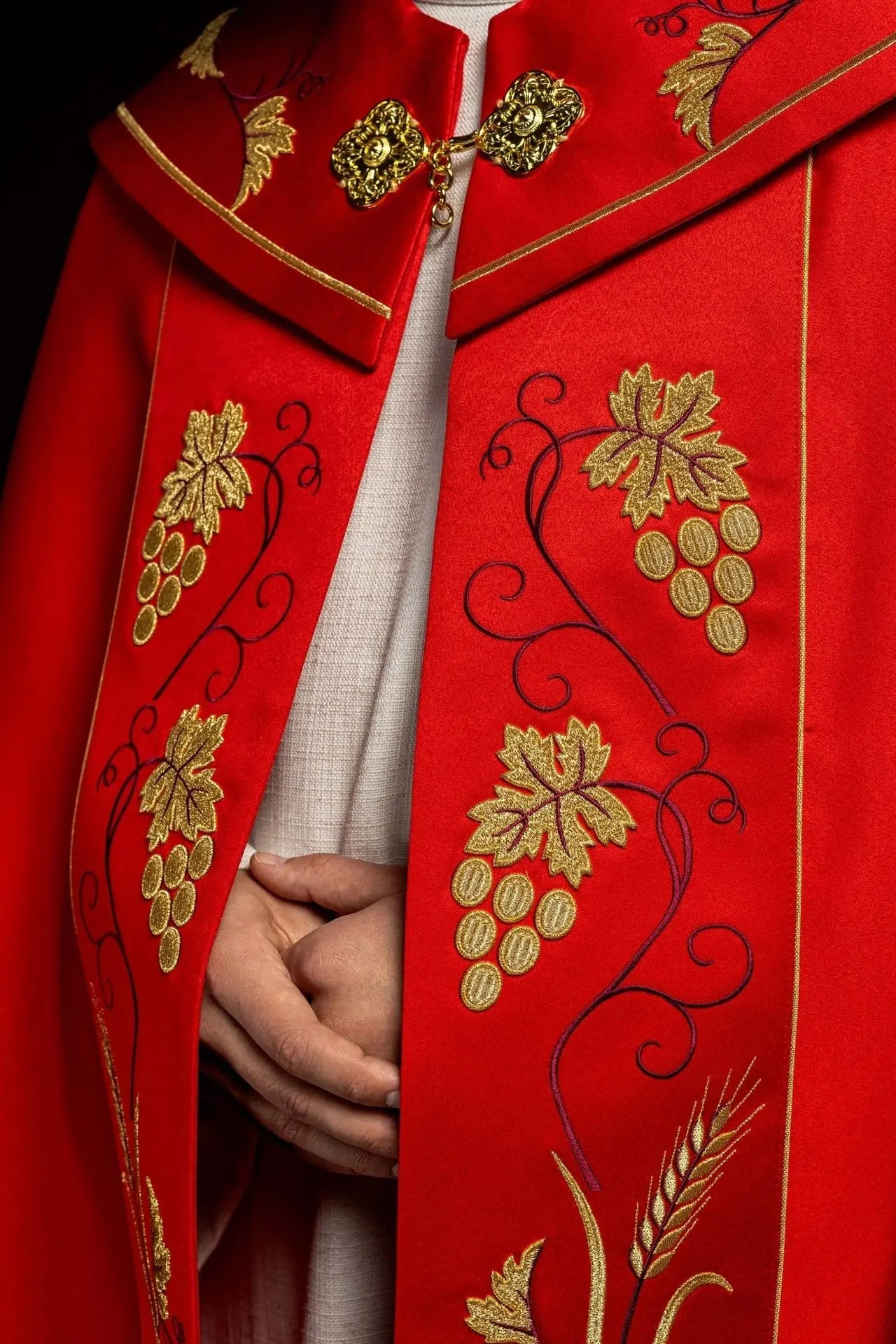 Capilla litúrgica roja con bordado dorado IHS y de uvas