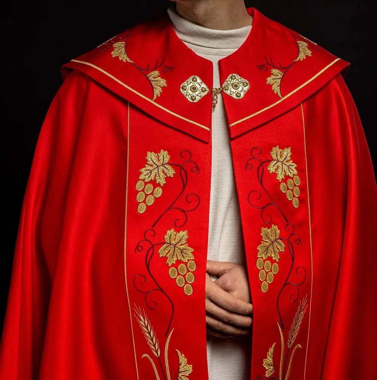 Capilla litúrgica roja con bordado dorado IHS y de uvas