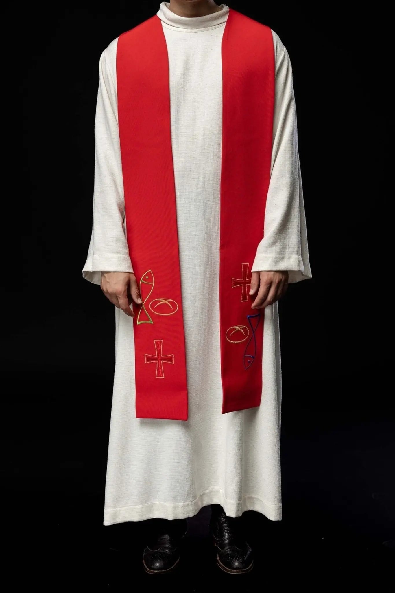 Estola sacerdotal roja bordada con motivo de cruz de pan de pescado