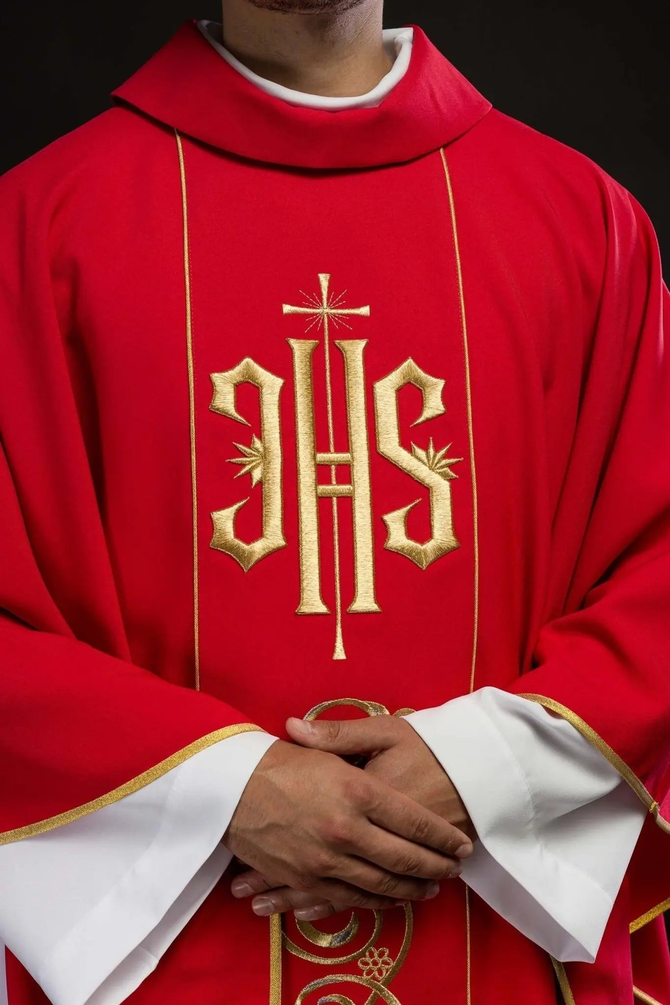 Casulla roja bordada con IHS
