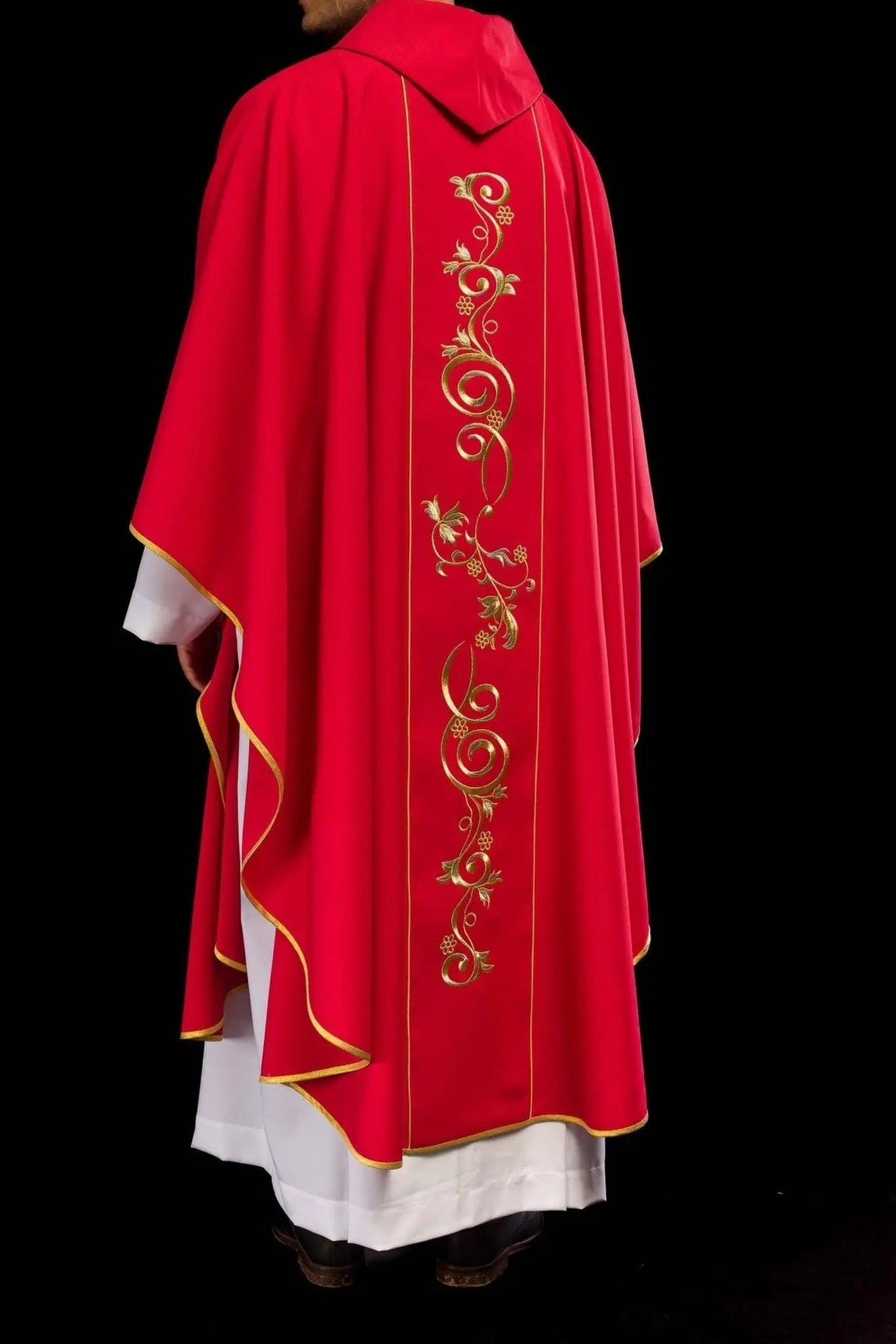 Casulla roja bordada con IHS