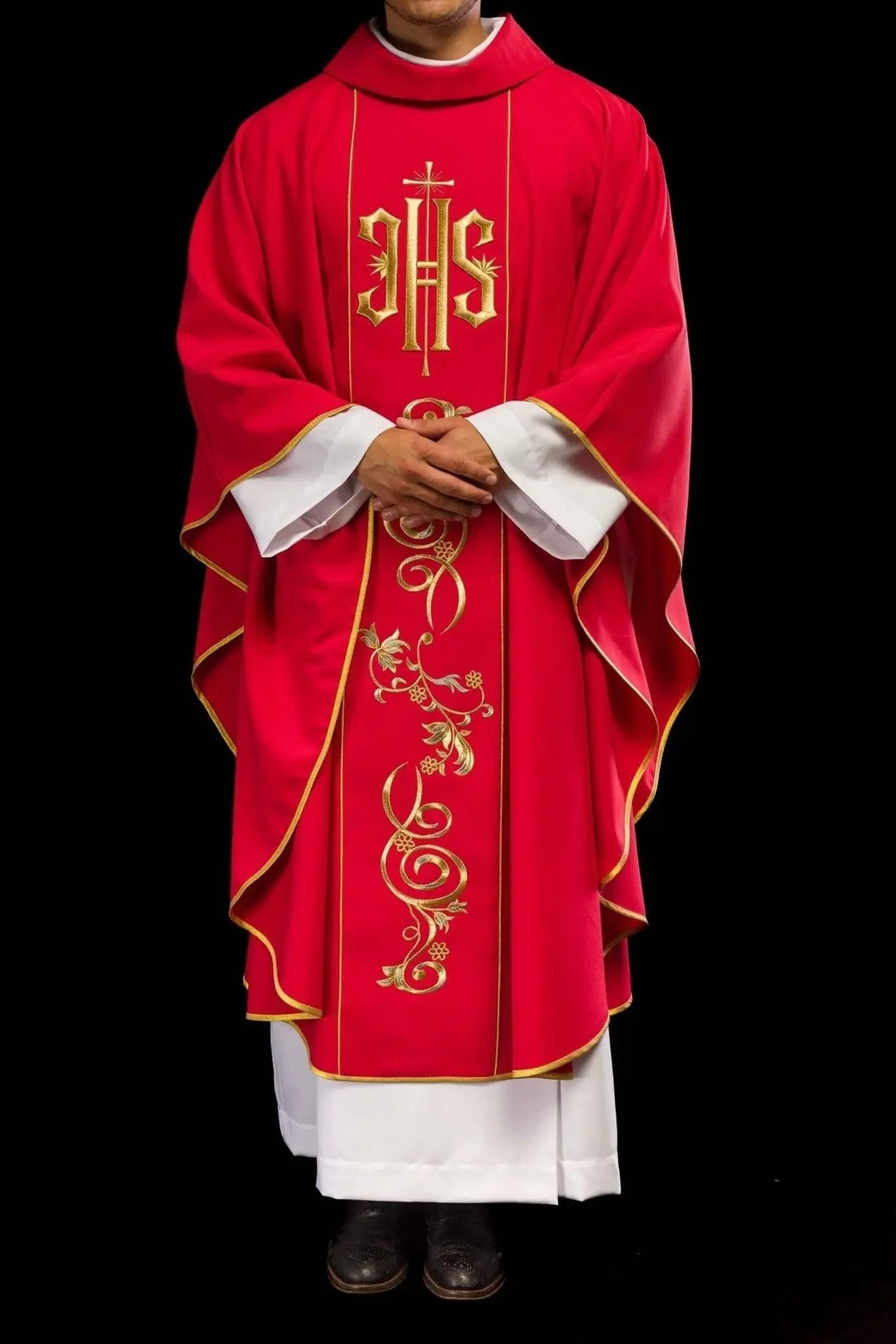 Casulla roja bordada con IHS
