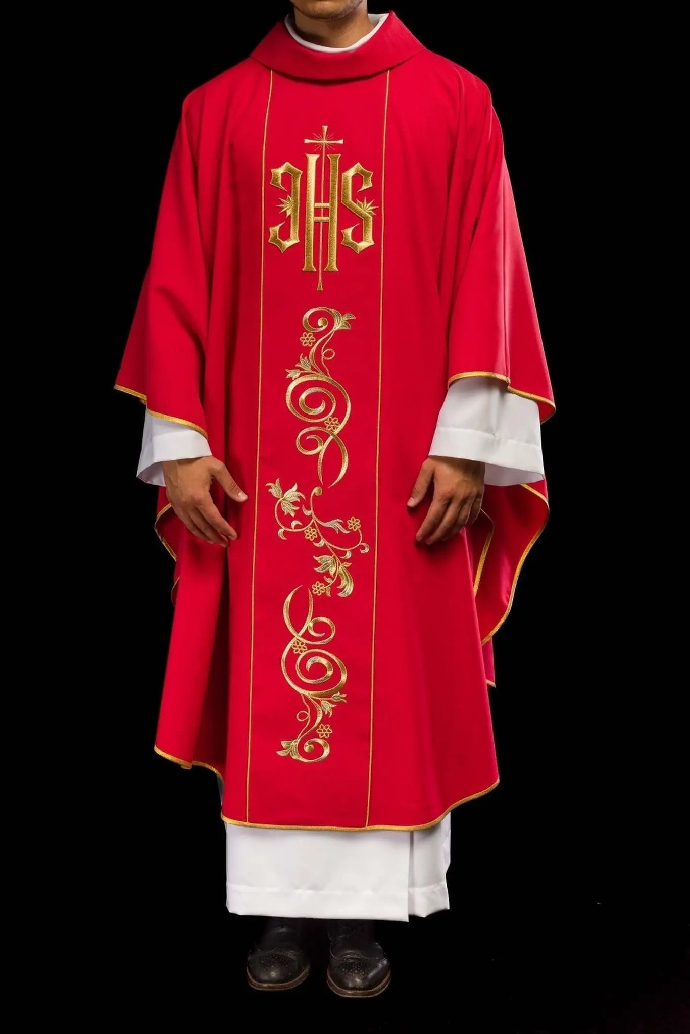 Casulla roja bordada con IHS