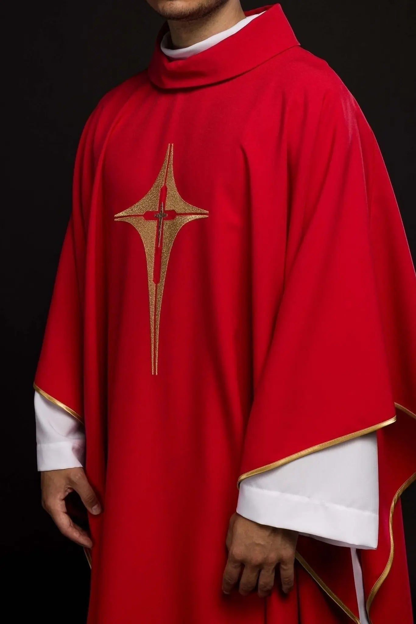Casulla roja bordada con motivo de cruz