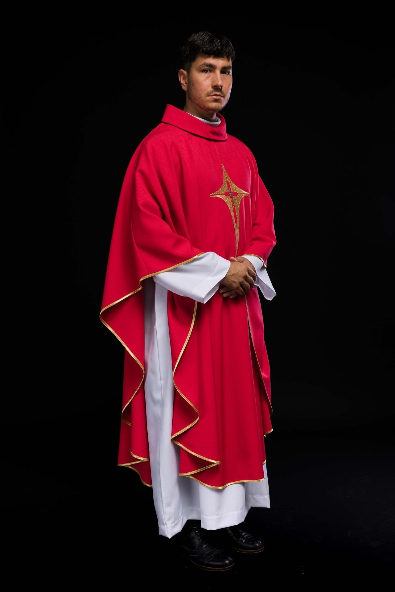 Czerwony ornat haftowany z motywem krzyża