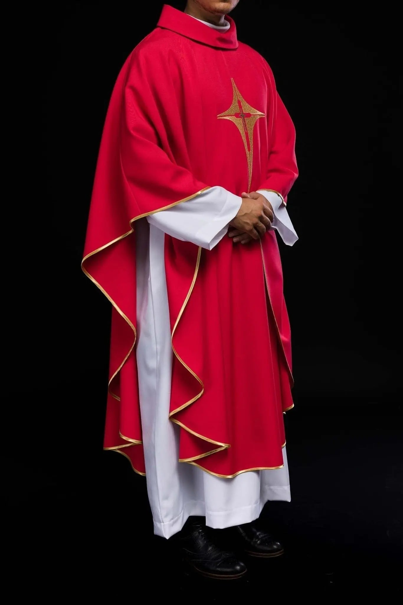 Casulla roja bordada con motivo de cruz