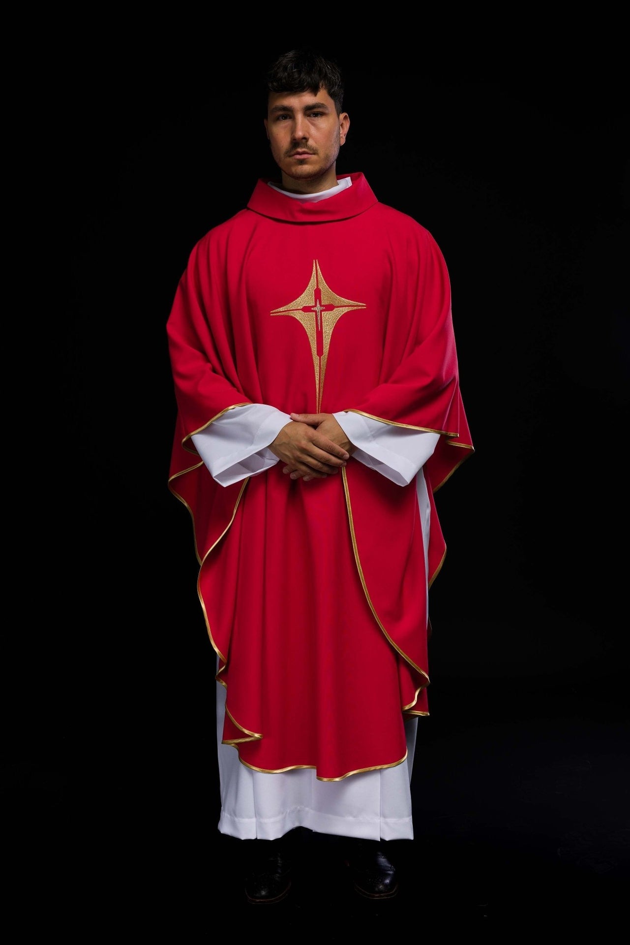 Czerwony ornat haftowany z motywem krzyża