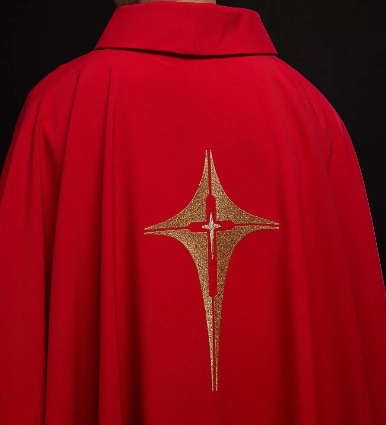 Casulla roja bordada con motivo de cruz