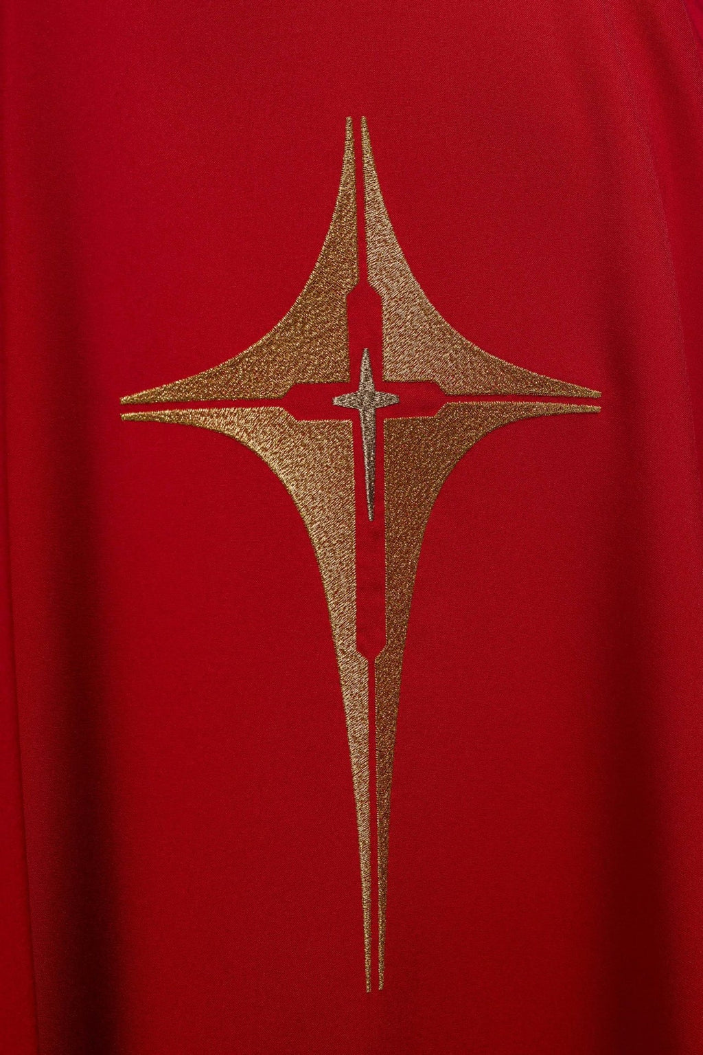 Czerwony ornat haftowany z motywem krzyża