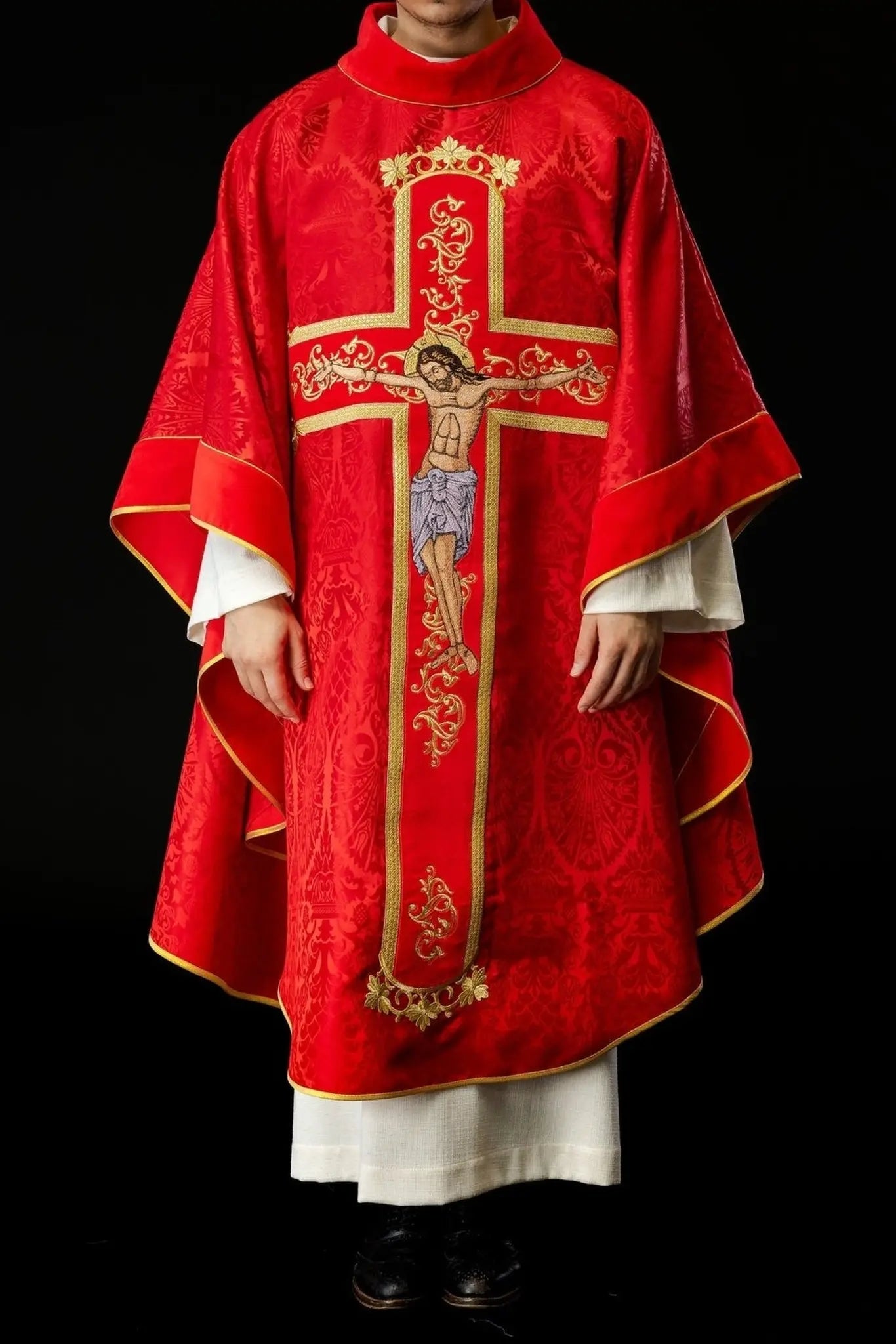 Casulla roja bordada con el patrón de Jesucristo