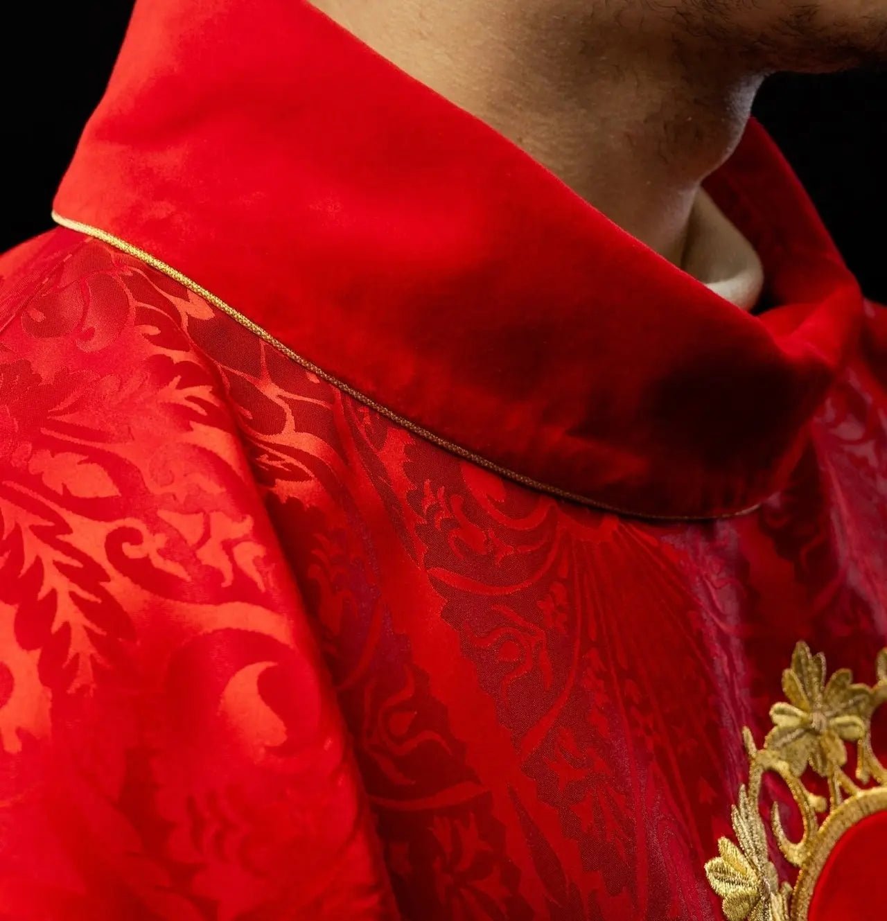 Casulla roja bordada con el patrón de Jesucristo