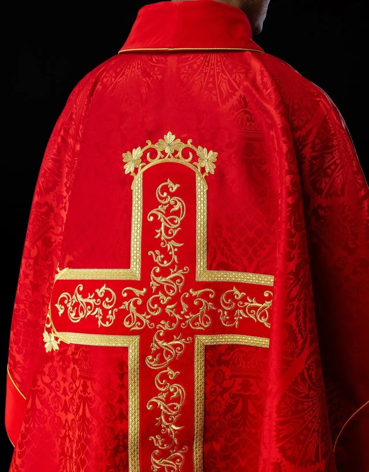 Casulla roja bordada con el patrón de Jesucristo