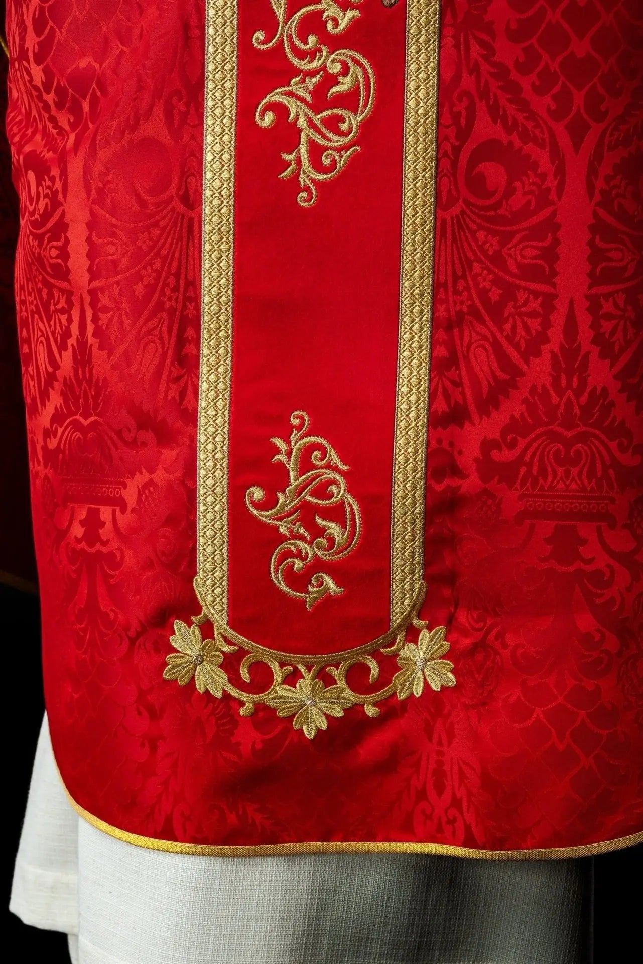 Casulla roja bordada con el patrón de Jesucristo