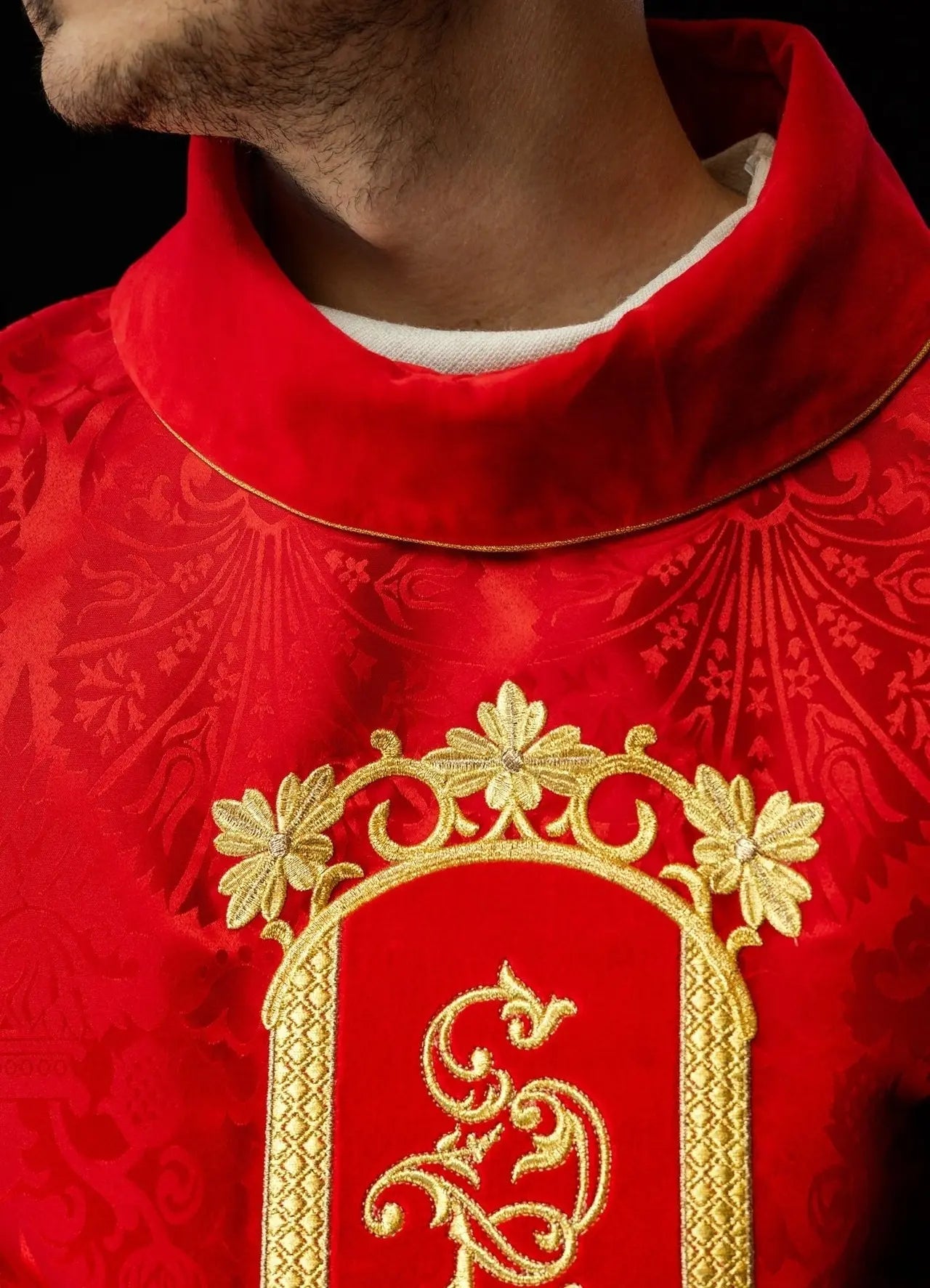 Casulla roja bordada con el patrón de Jesucristo