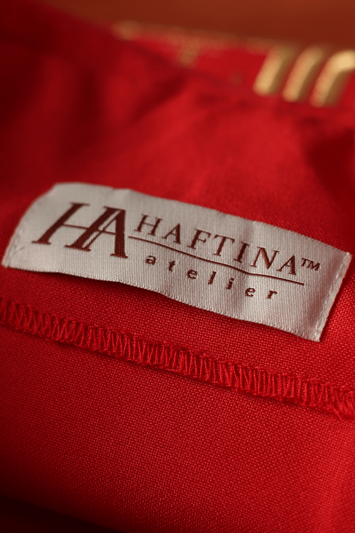 Czerwony ornat haftowany z wzorem Kielicha IHS