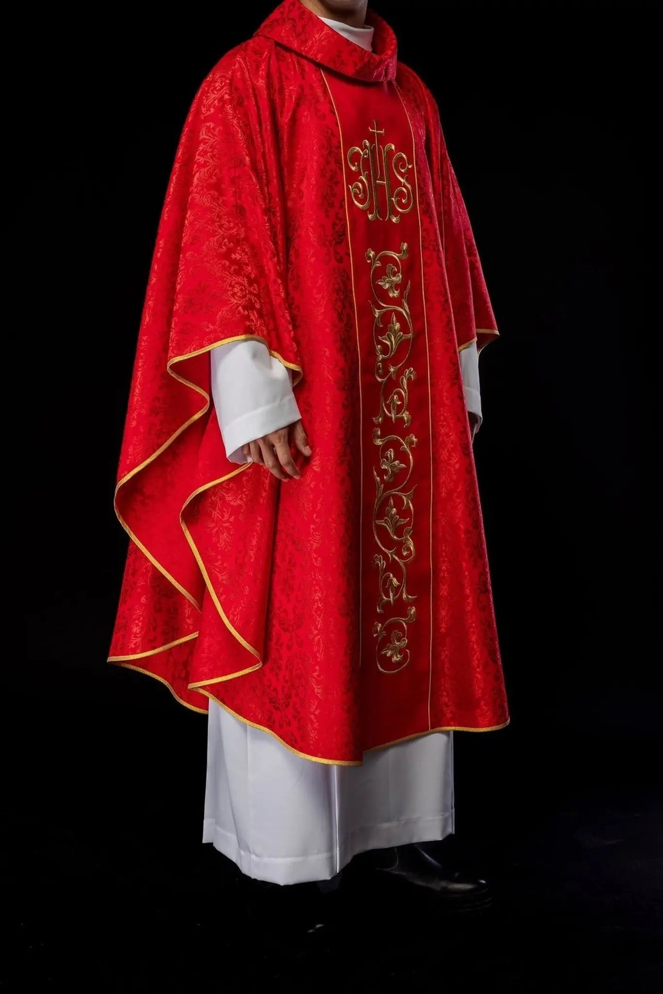 Casulla litúrgica roja con cinturón IHS ricamente decorado