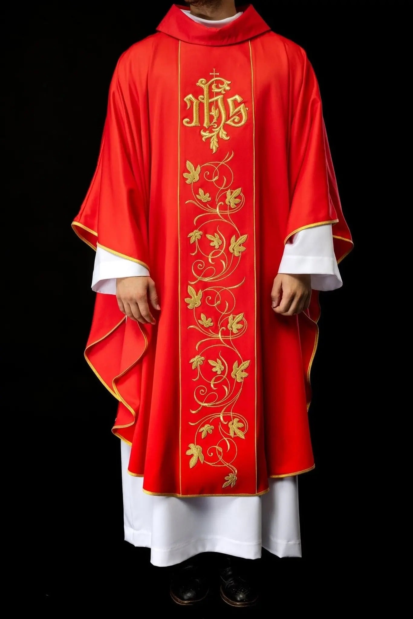 Casulla litúrgica roja con cinturón ricamente decorado con motivo floral e IHS