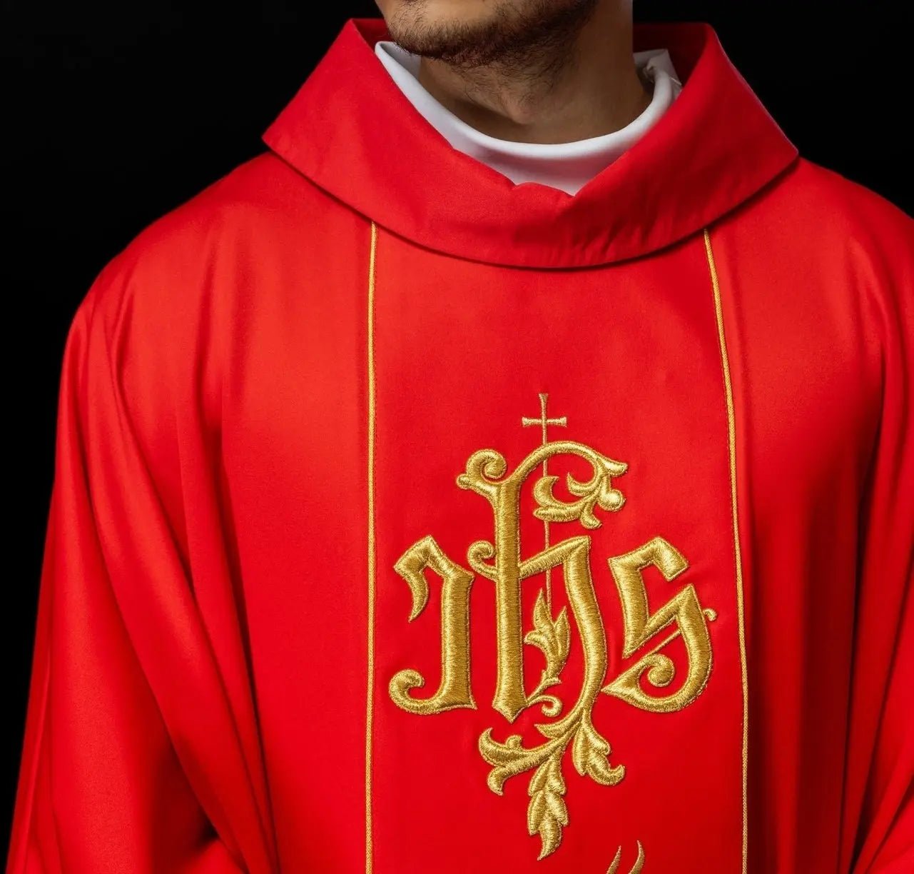 Casulla litúrgica roja con cinturón ricamente decorado con motivo floral e IHS