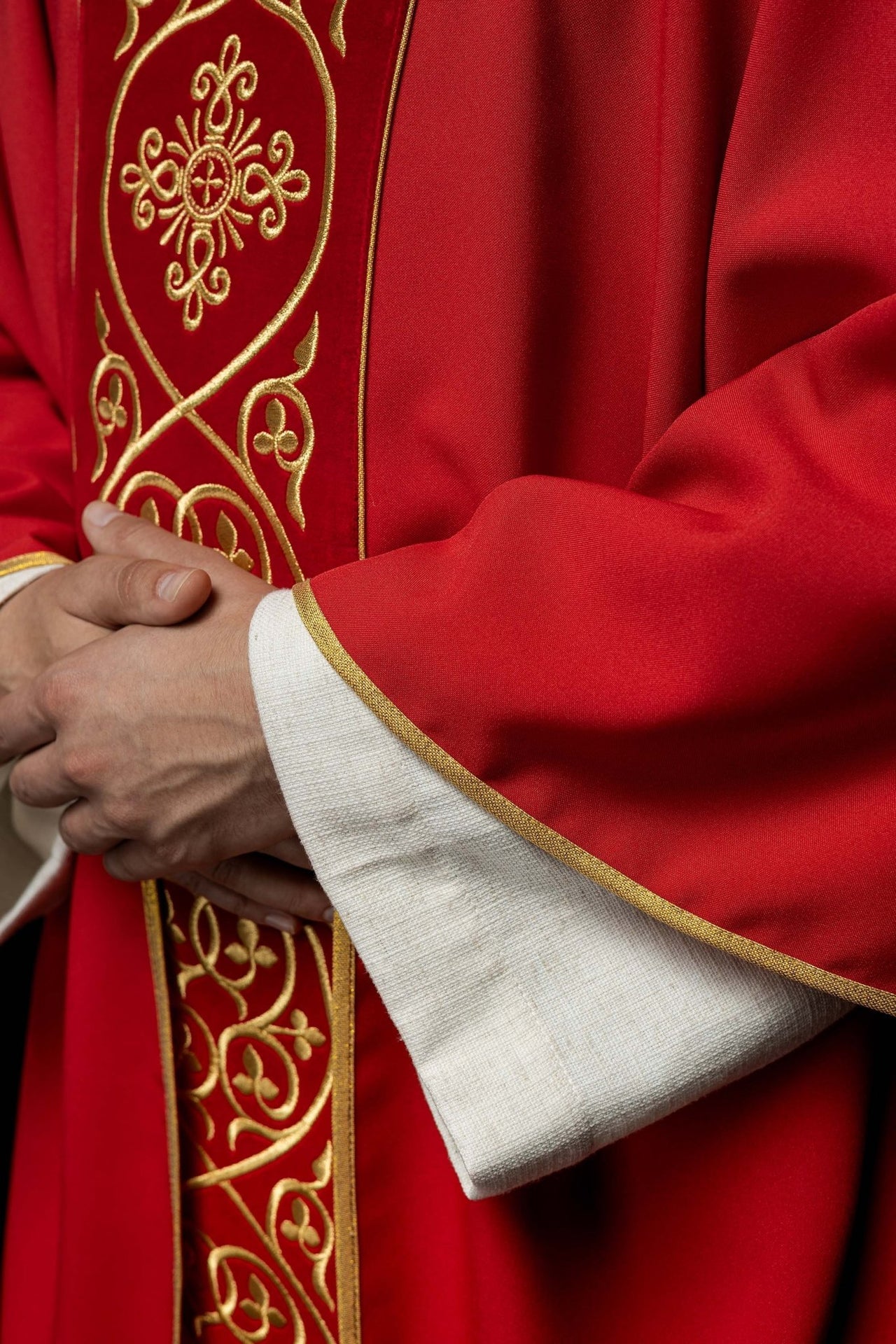 Czerwony ornat liturgiczny zdobiony haftem na aksamicie