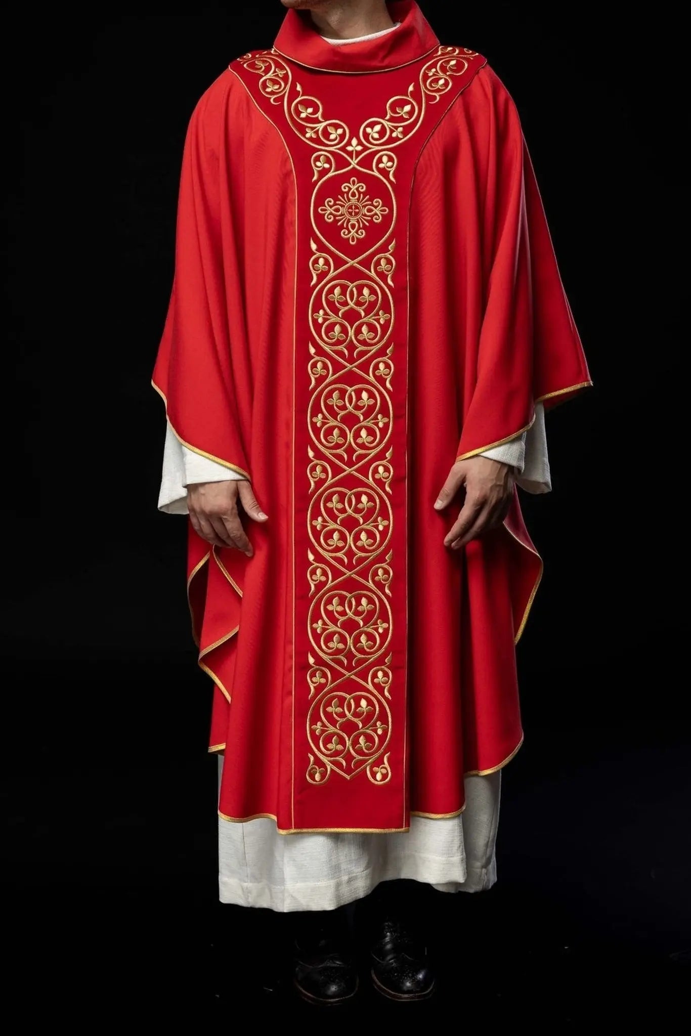 Casulla litúrgica roja decorada con bordados en terciopelo