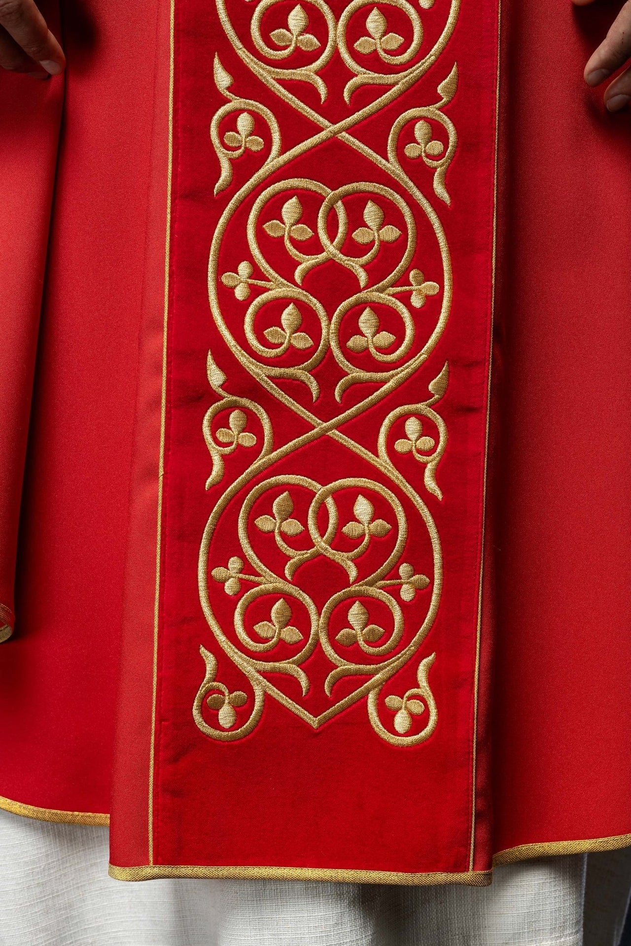 Czerwony ornat liturgiczny zdobiony haftem na aksamicie