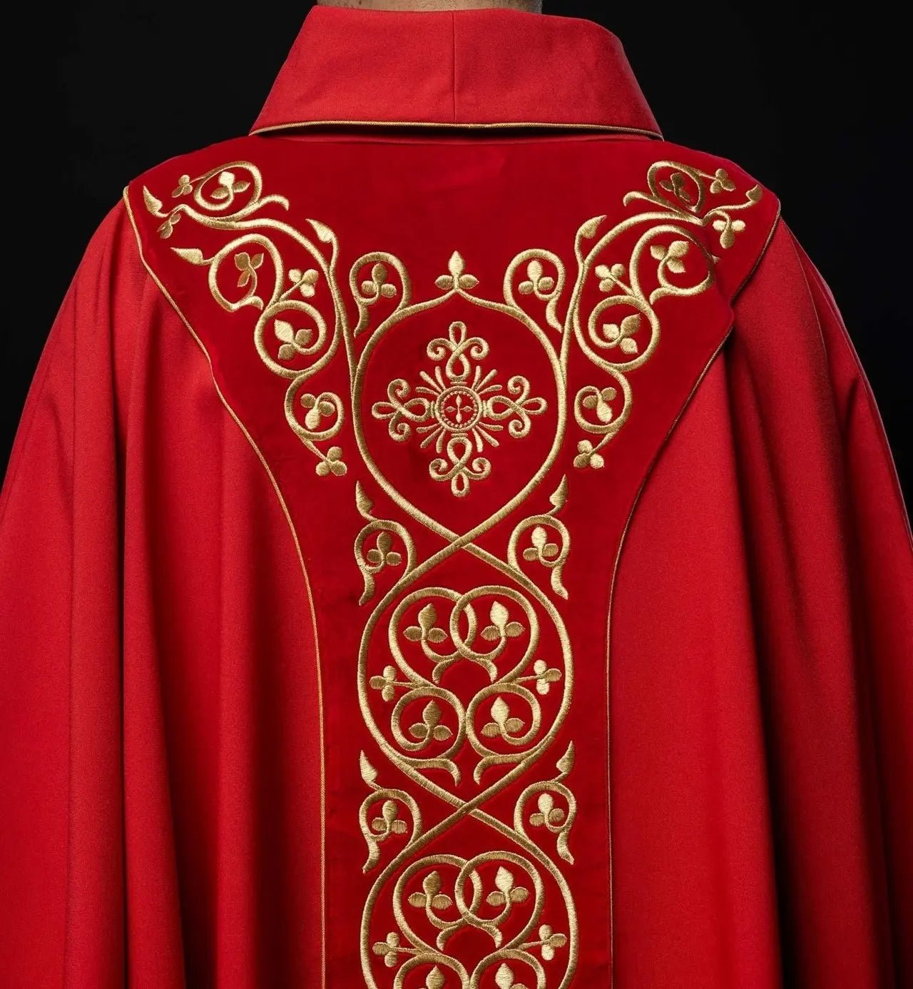 Casulla litúrgica roja decorada con bordados en terciopelo
