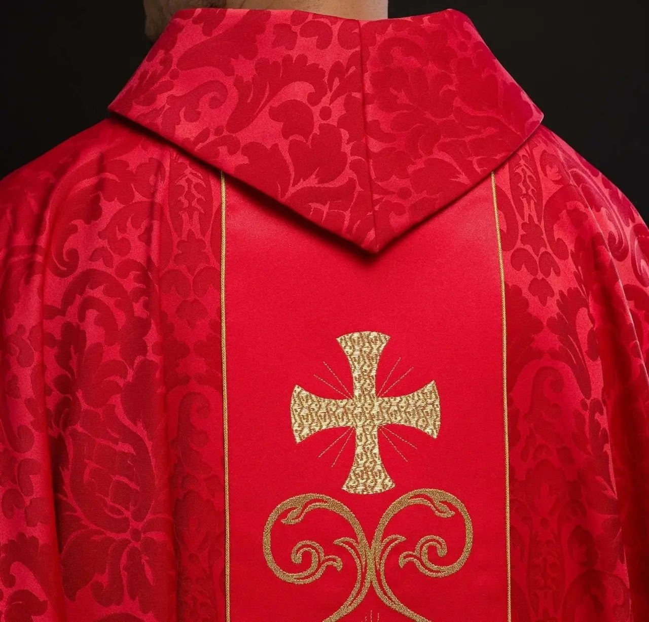 Casulla litúrgica roja decorada con cinturón bordado