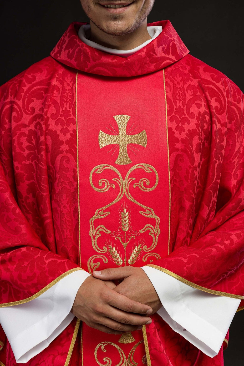 Czerwony ornat liturgiczny zdobiony haftowanym pasem