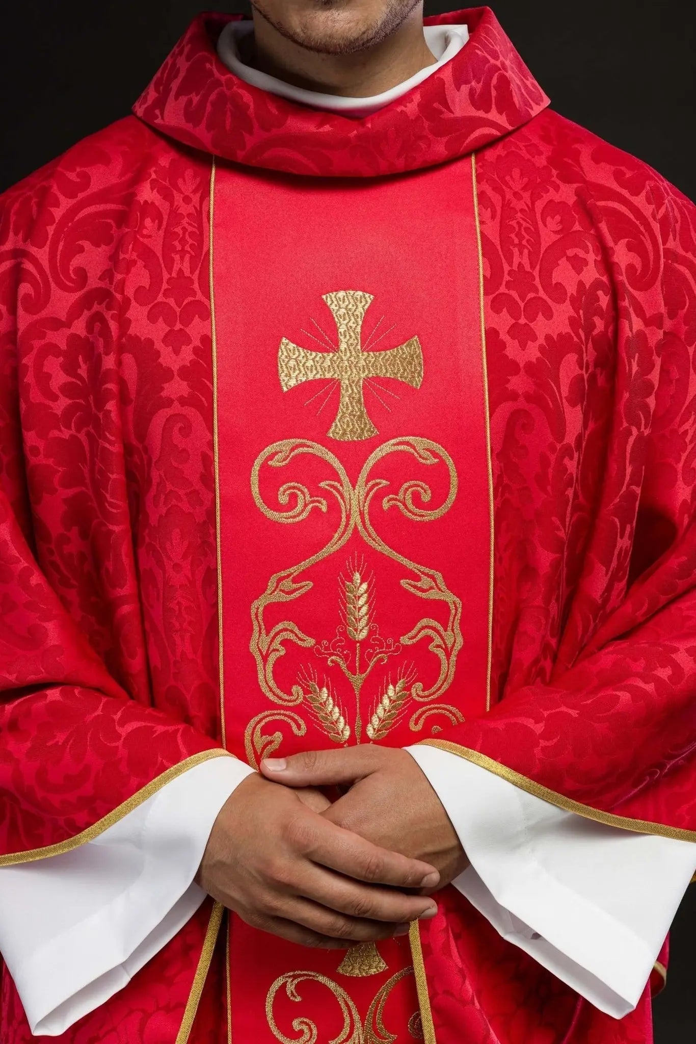 Casulla litúrgica roja decorada con cinturón bordado
