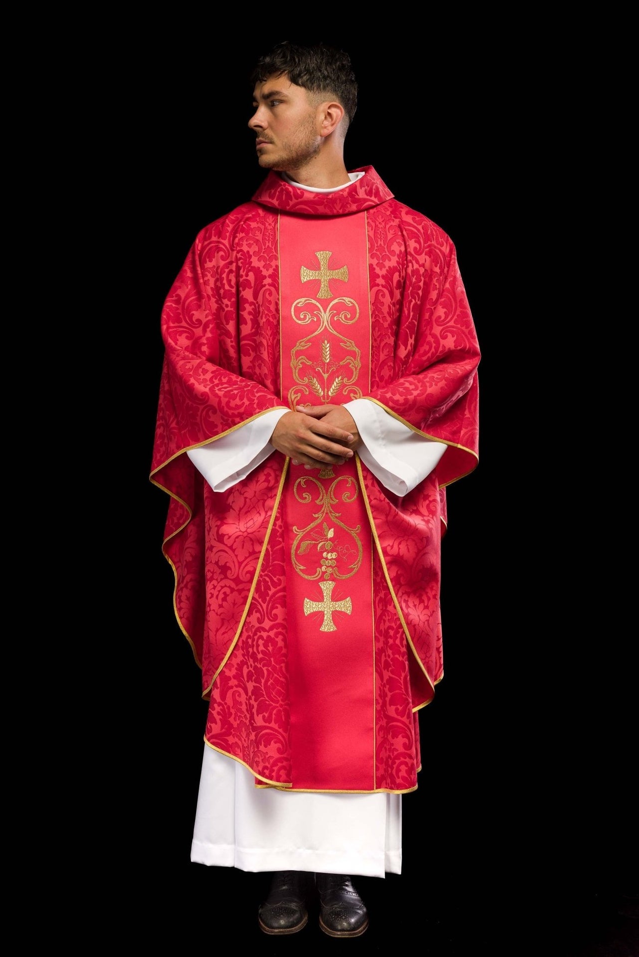 Czerwony ornat liturgiczny zdobiony haftowanym pasem