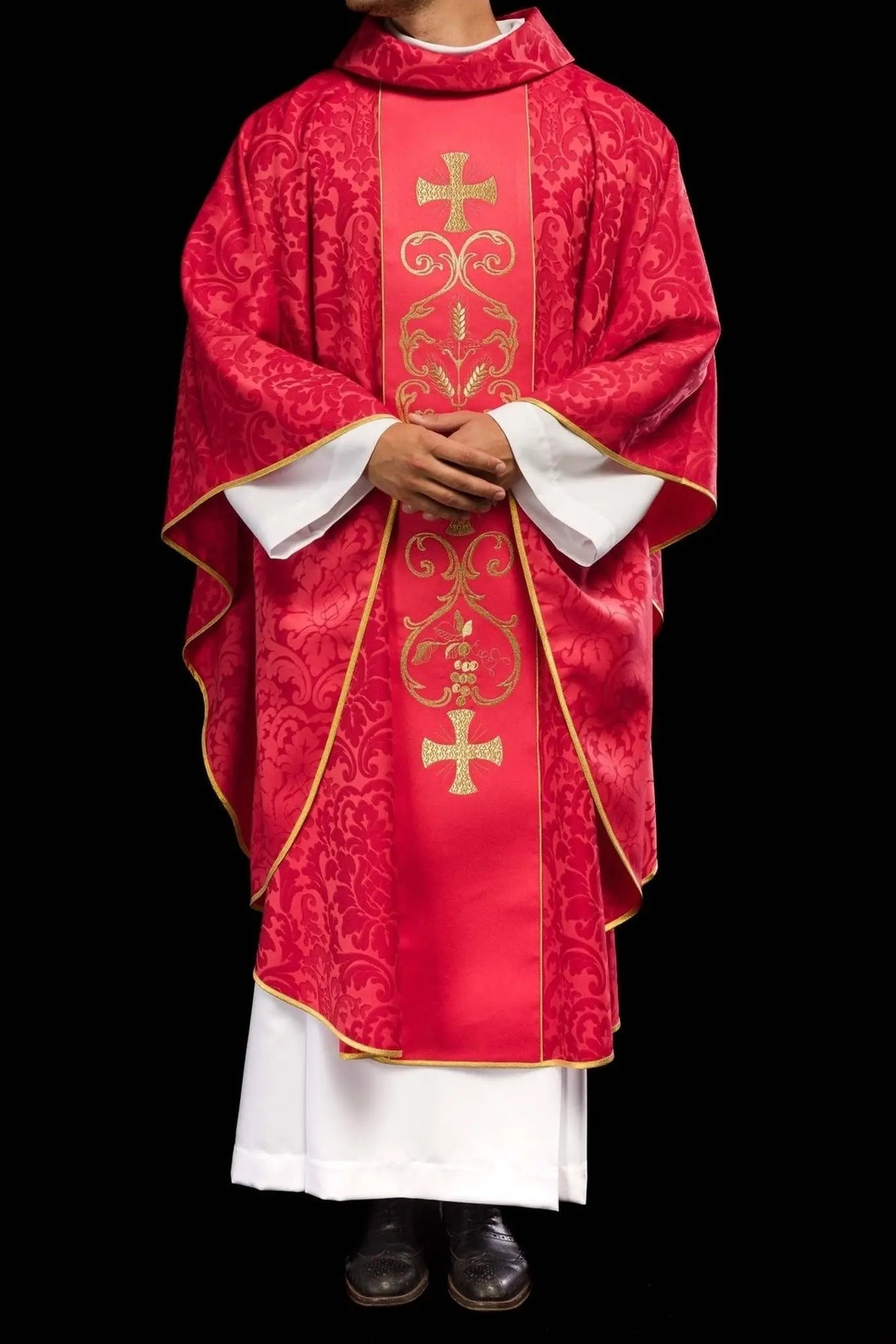 Casulla litúrgica roja decorada con cinturón bordado