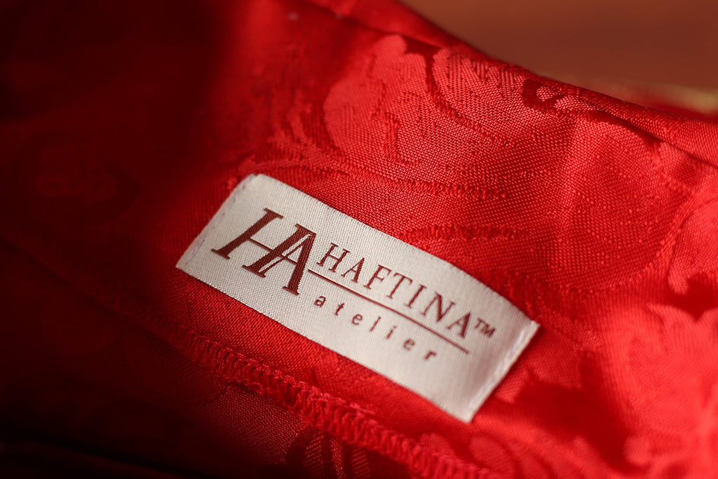 Czerwony ornat liturgiczny zdobiony haftowanym pasem