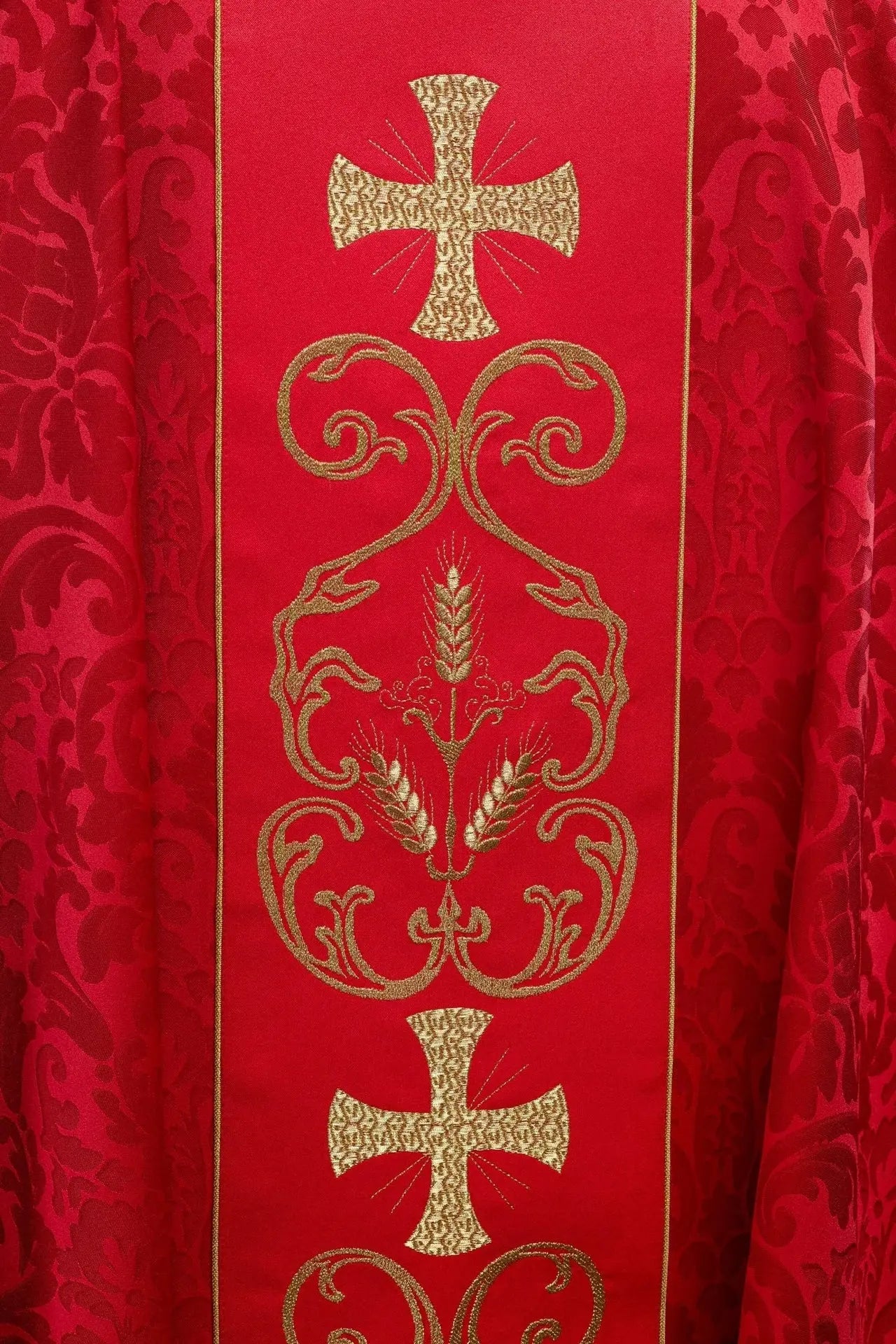 Casulla litúrgica roja decorada con cinturón bordado