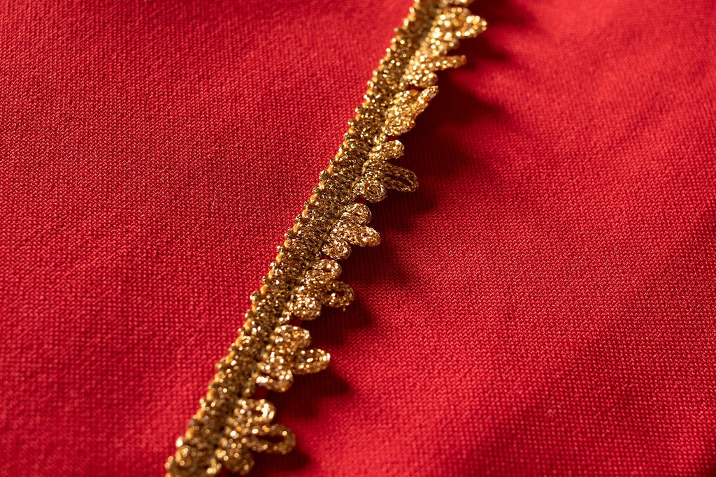 Czerwony ornat rzymski haftowany z motywem Serca Jezusa Chrystusa