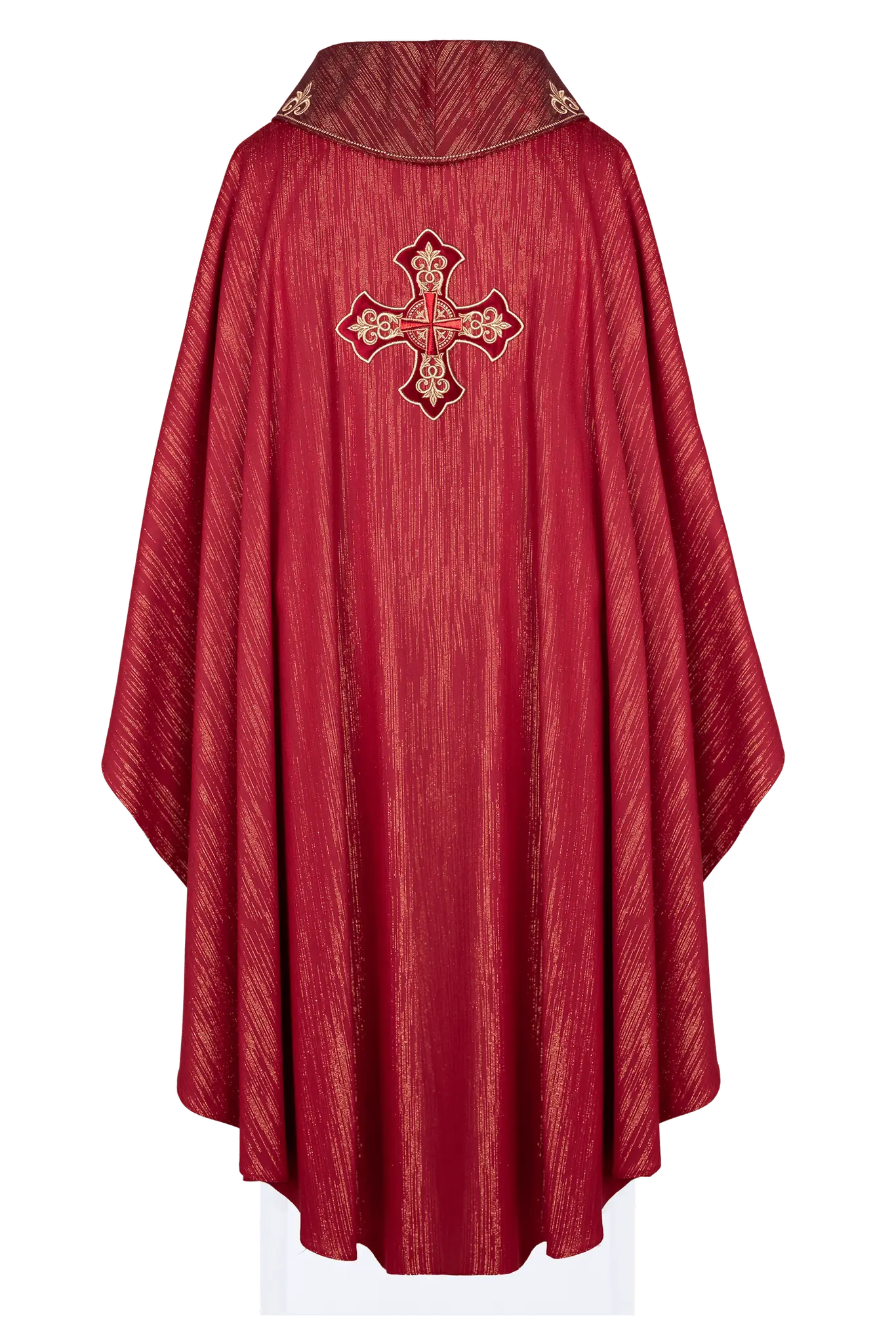 Casulla roja con cruz ricamente bordada y cuello decorado