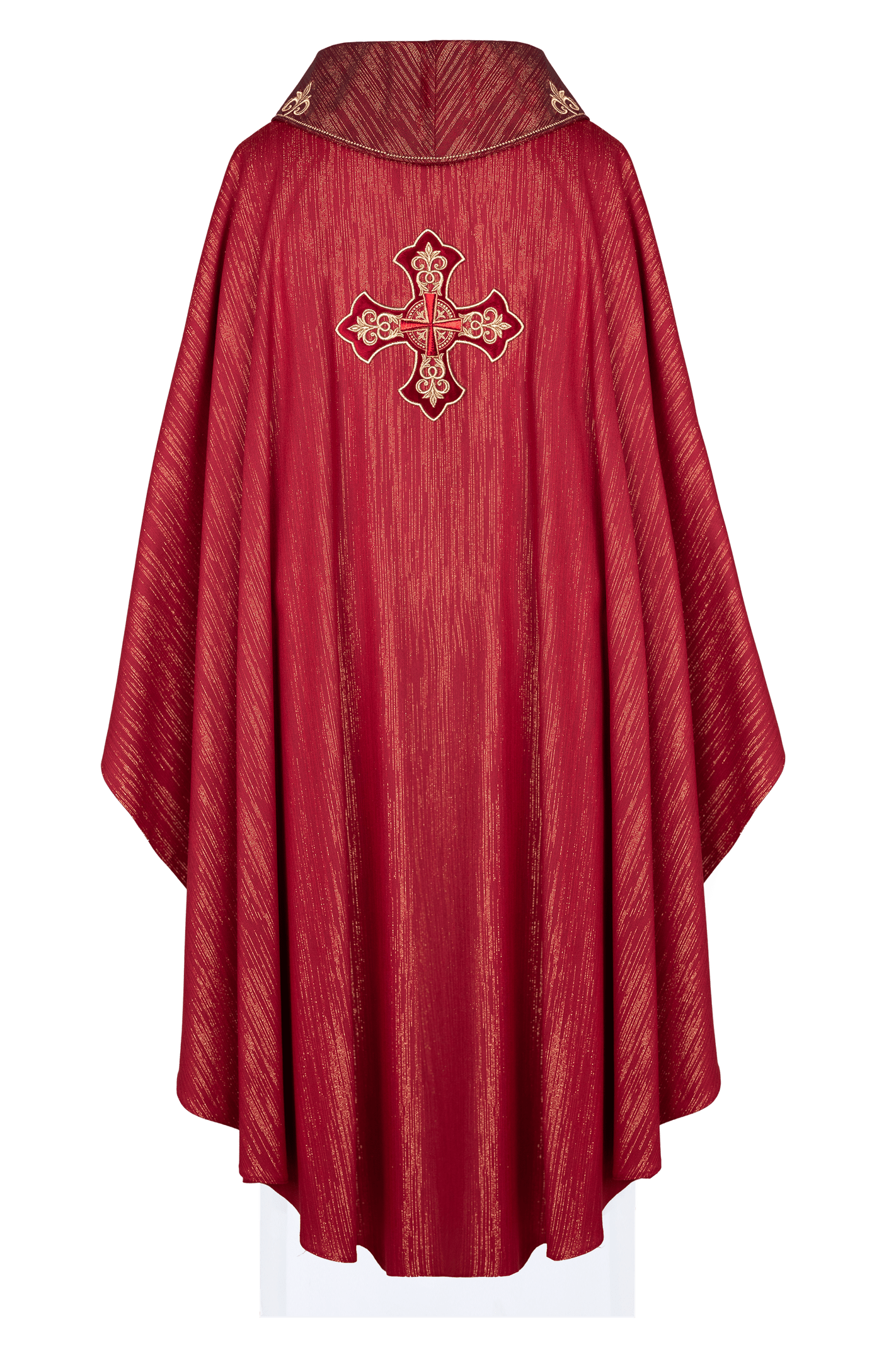 Casulla roja con cruz ricamente bordada y cuello decorado