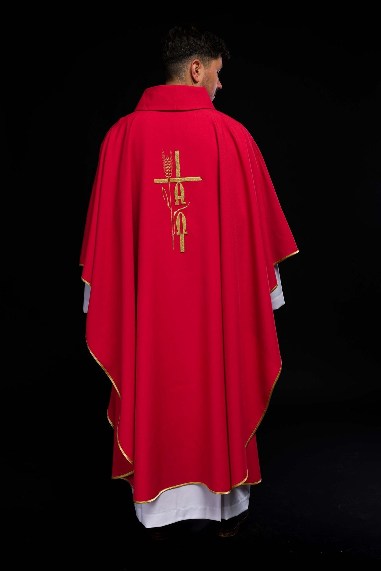 Czerwony ornat z haftem Alfa Omega