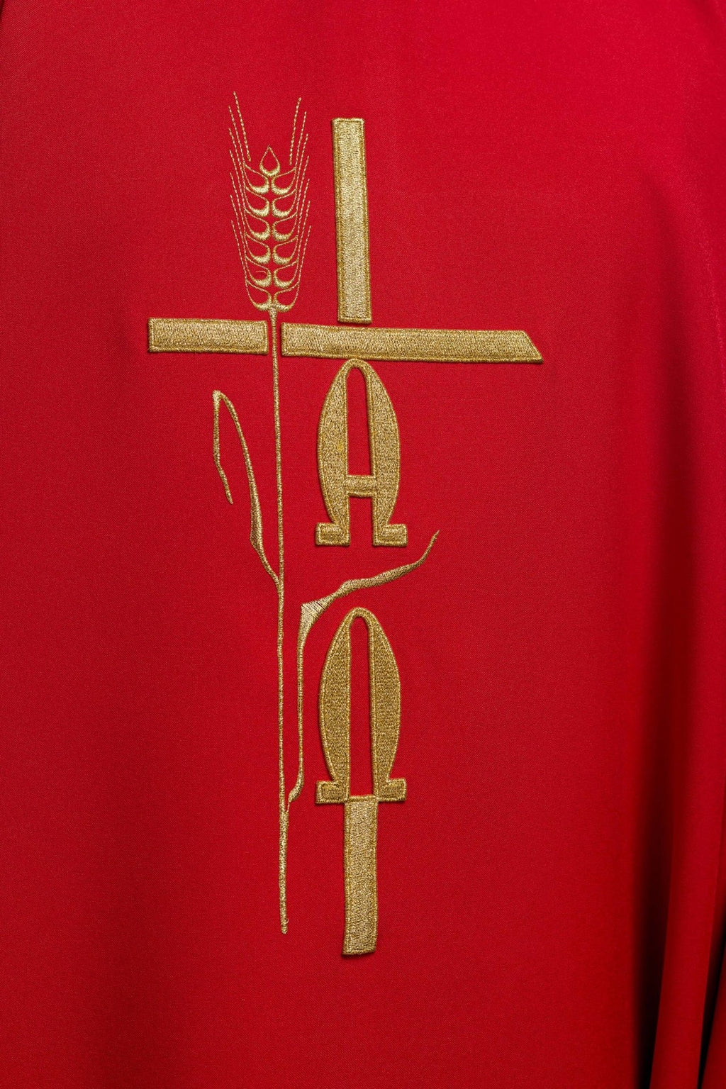 Czerwony ornat z haftem Alfa Omega