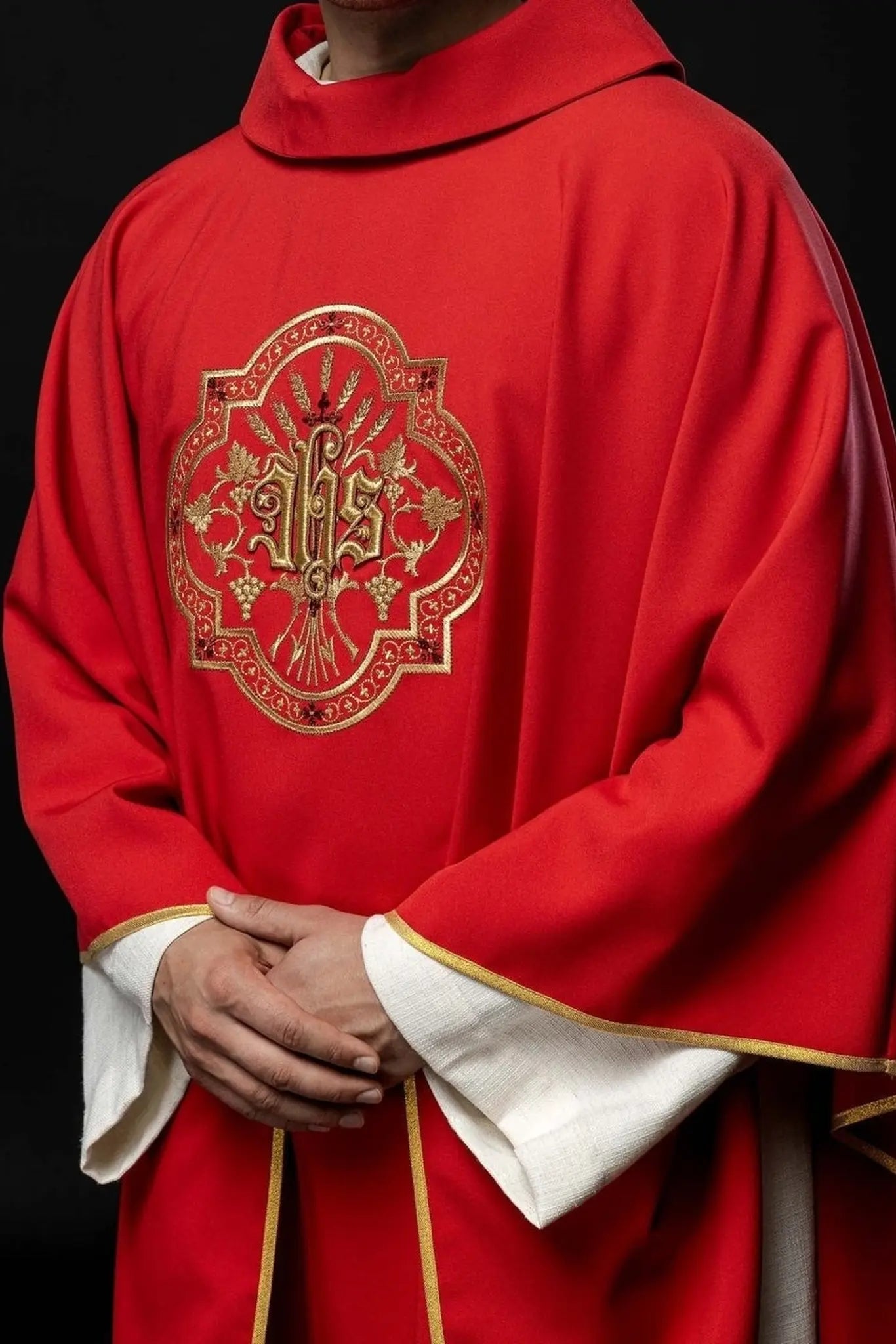 Casulla roja con bordado IHS y PAX