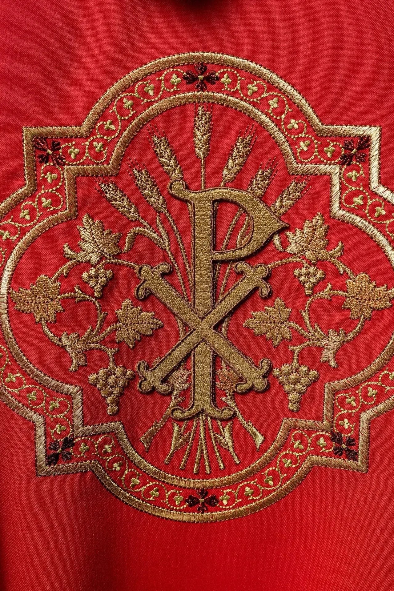 Casulla roja con bordado IHS y PAX