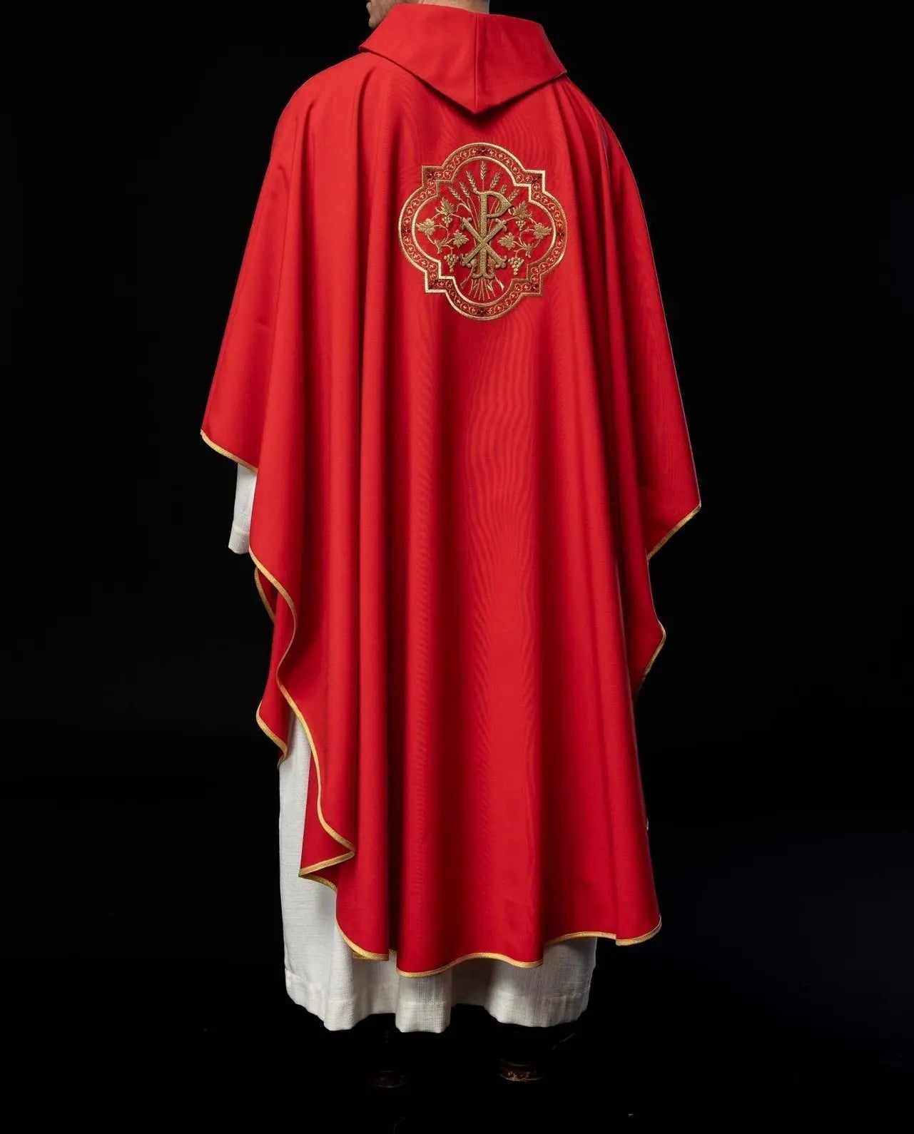 Casulla roja con bordado IHS y PAX