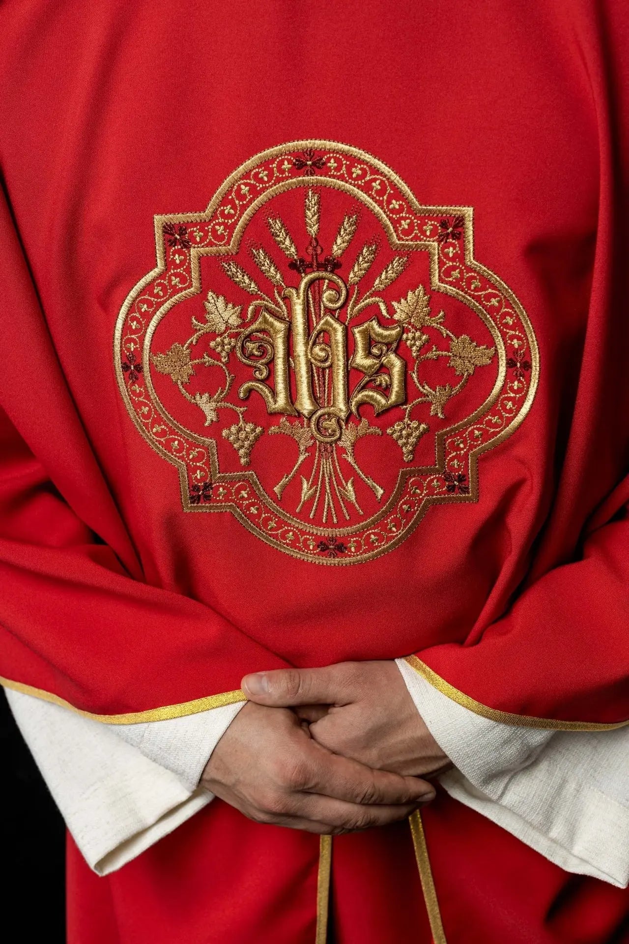 Casulla roja con bordado IHS y PAX
