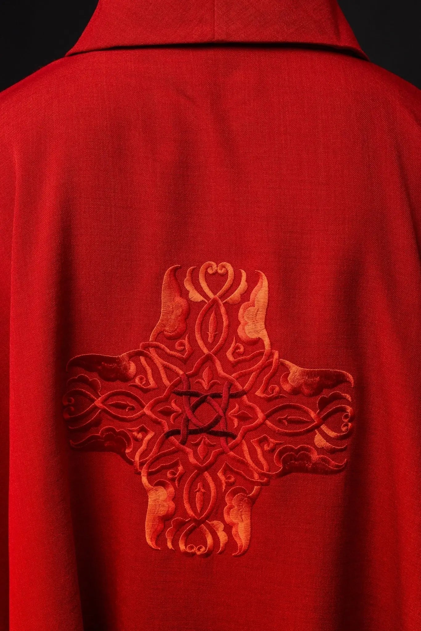 Casulla roja con bordado de la Cruz