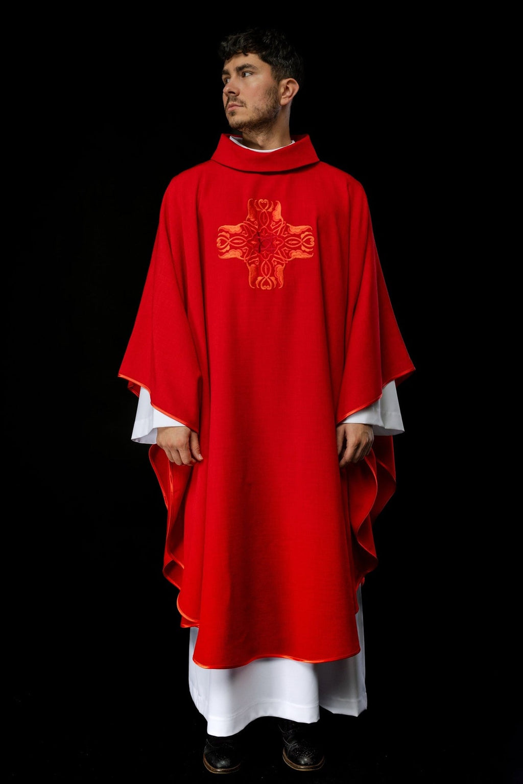 Czerwony ornat z haftem Krzyża