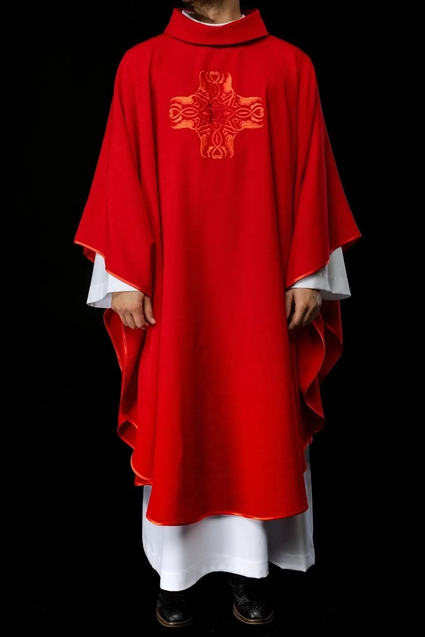 Casulla roja con bordado de la Cruz