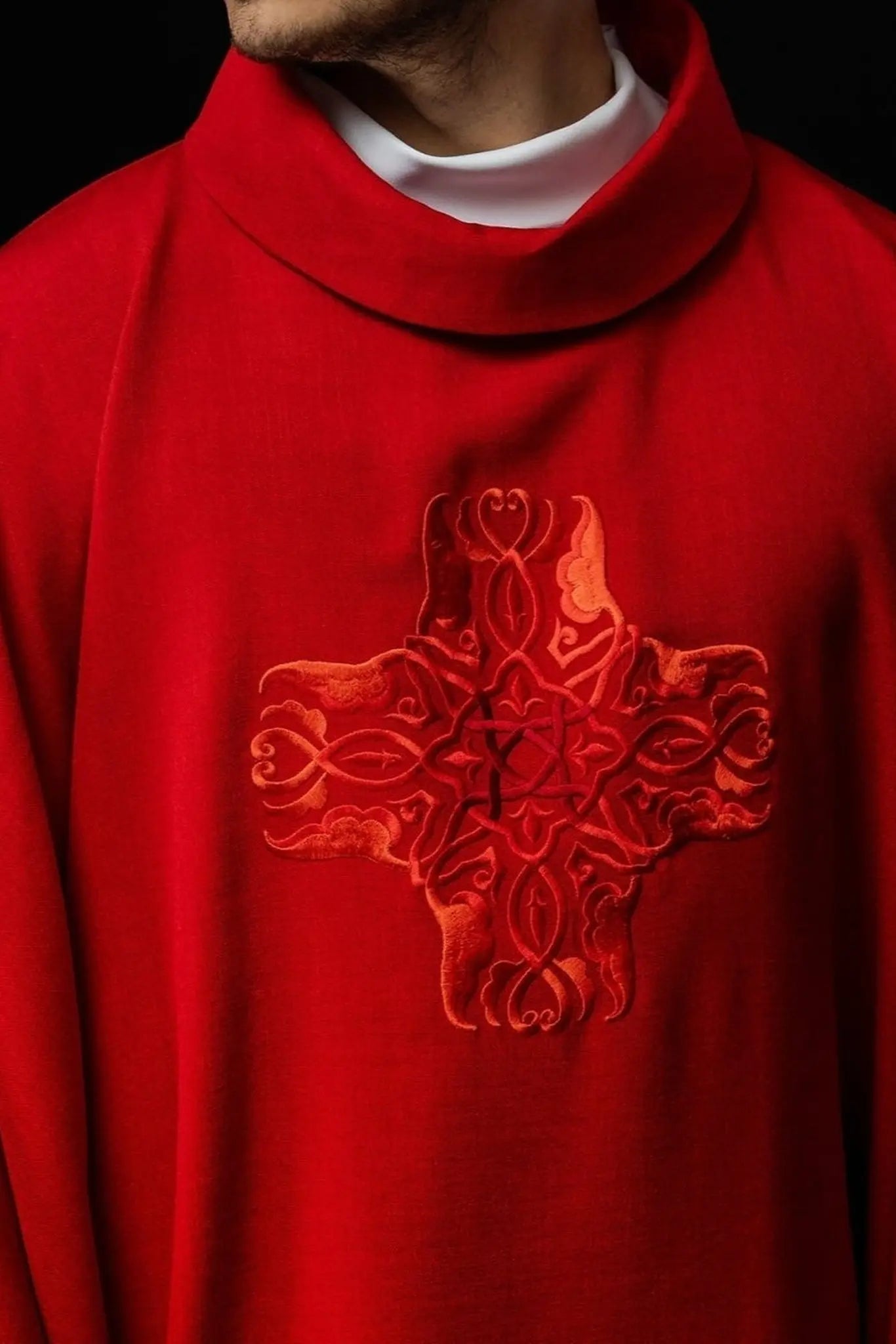 Casulla roja con bordado de la Cruz