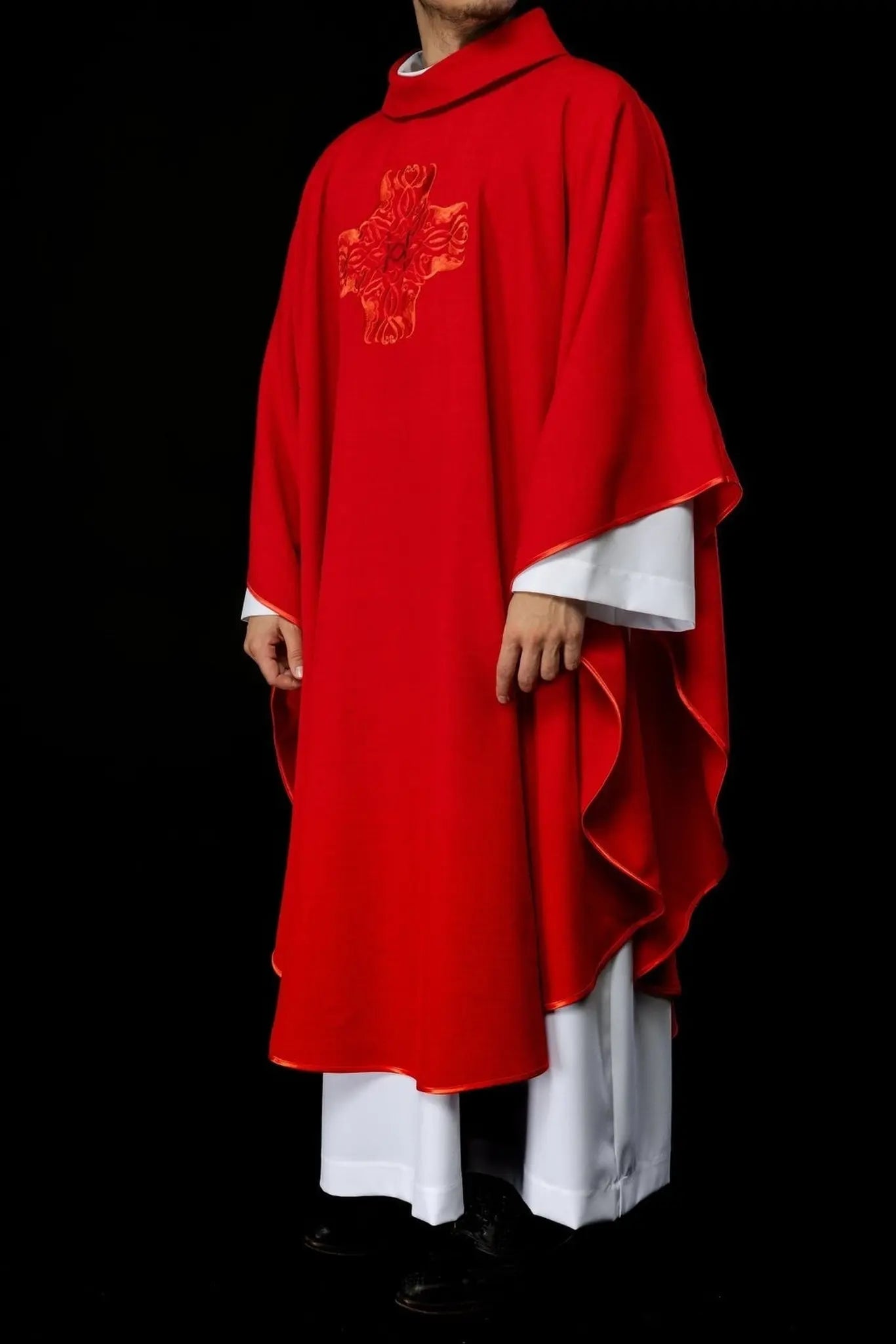 Casulla roja con bordado de la Cruz