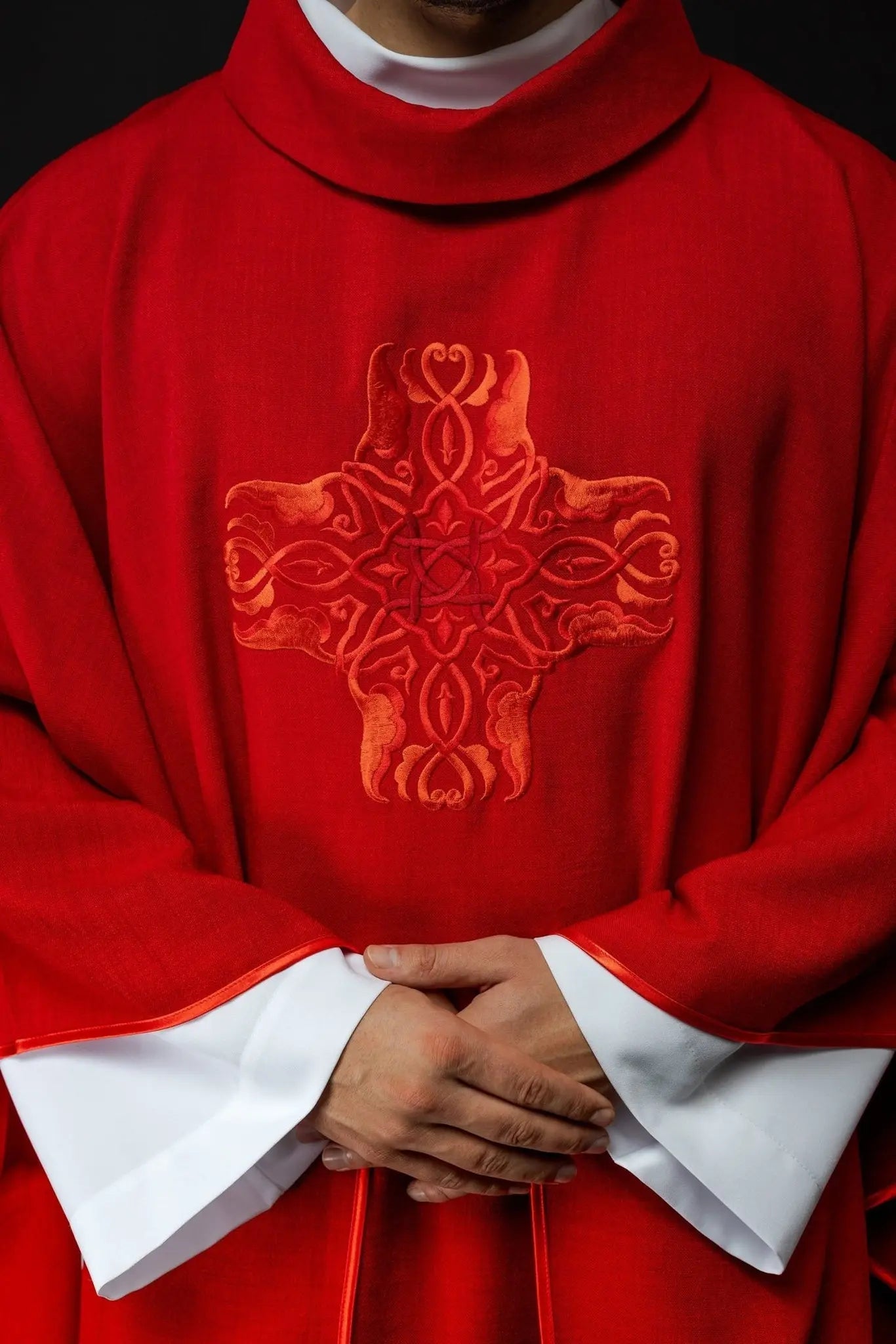 Casulla roja con bordado de la Cruz
